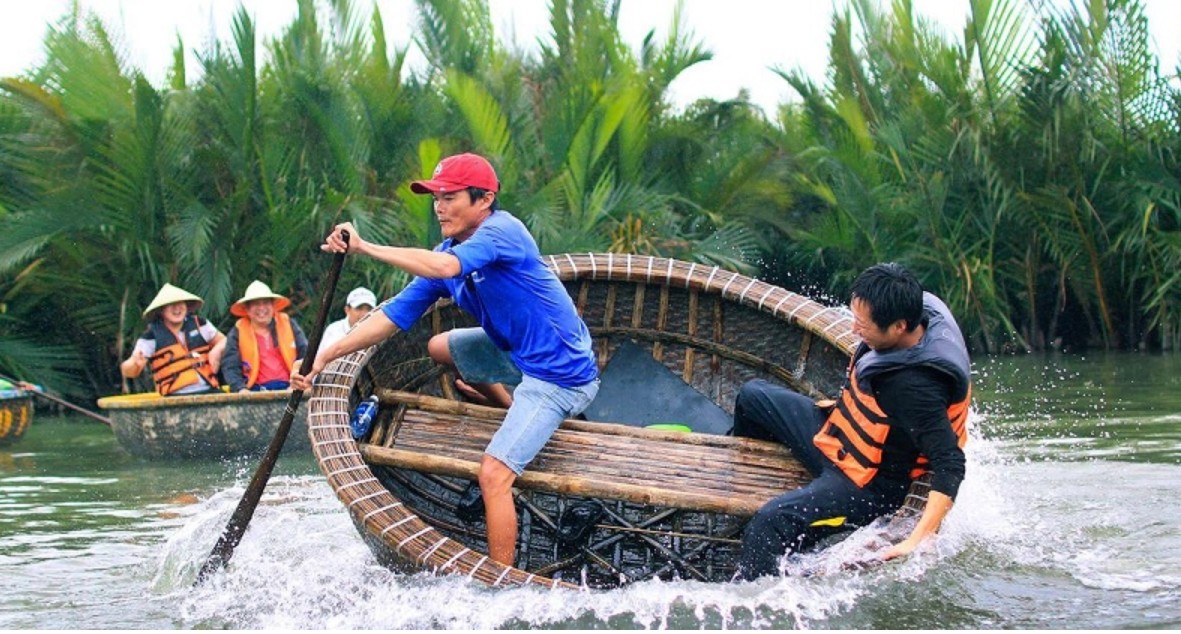 Trải nghiệm tour thuyền nhúng khiến du khách “quay cuồng” tại Hội An. (Nguồn ảnh: Lấy từ Kenh14)